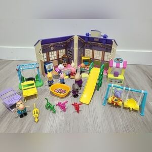 Peppa Pig School House & More